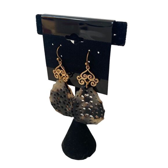Vintage Earth Tone Lace Inspired Lightweight Tear Drop Earrings. - Picture 3 of 6